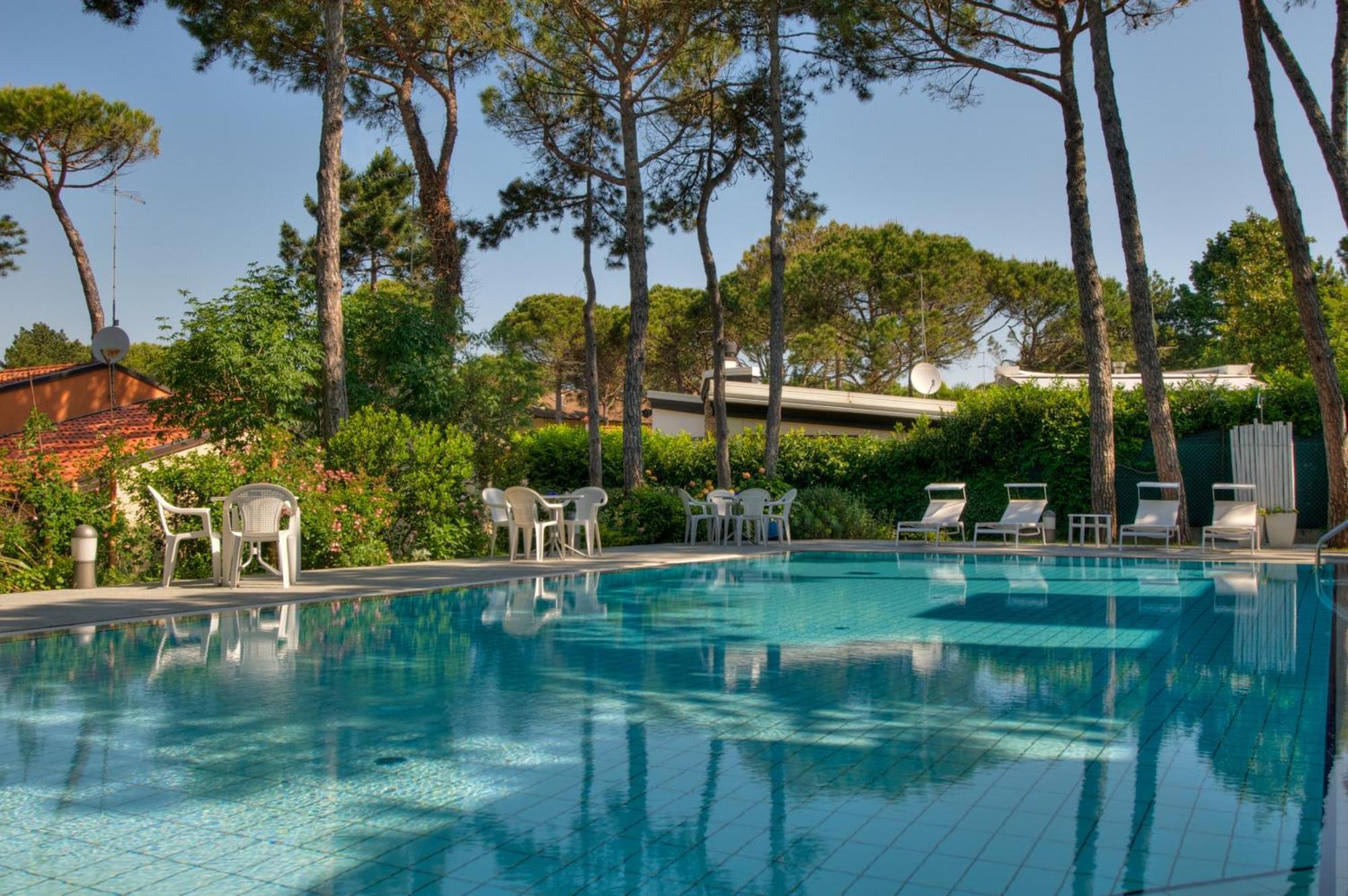 Hotel Caracas Lignano Sabbiadoro Extérieur photo