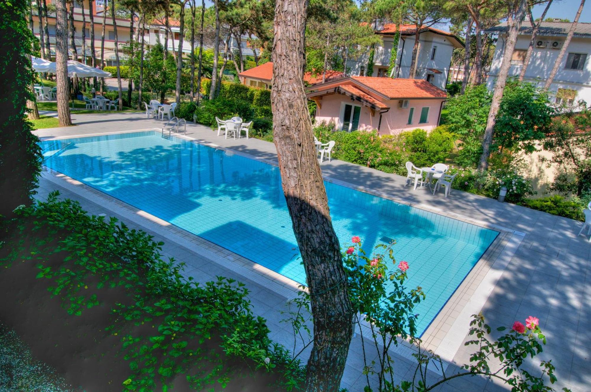Hotel Caracas Lignano Sabbiadoro Extérieur photo