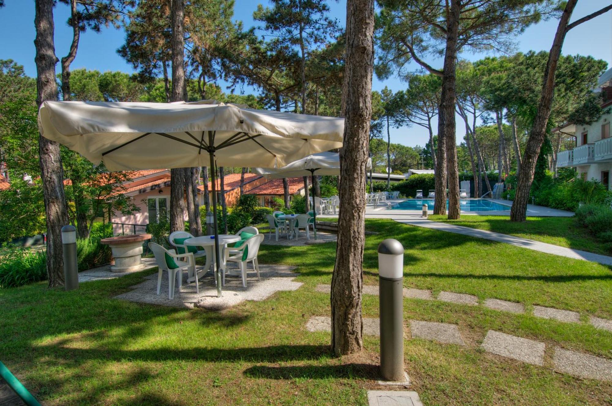 Hotel Caracas Lignano Sabbiadoro Extérieur photo