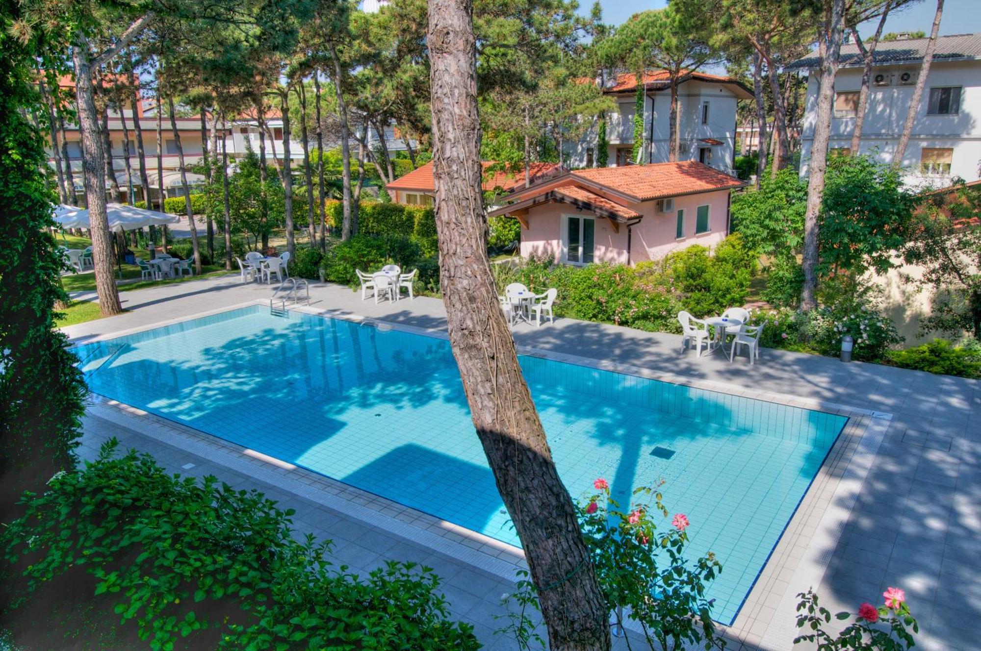 Hotel Caracas Lignano Sabbiadoro Extérieur photo