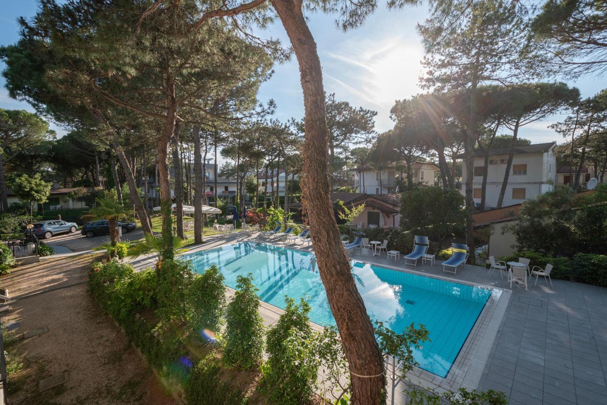 Hotel Caracas Lignano Sabbiadoro Extérieur photo